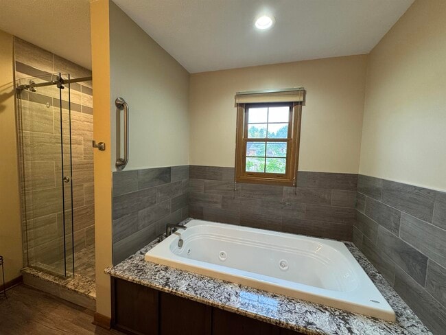 Building Photo - 5855 Thatcher Dr