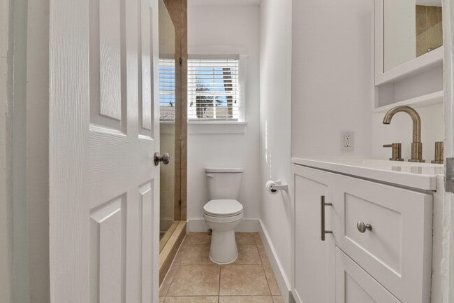 Building Photo - 208 S K St