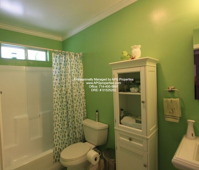 Building Photo - Attractive 4 bedroom / 2 bathroom home wit...