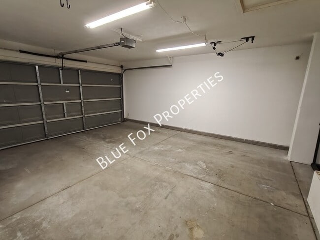 Building Photo - 2122 E Calle Arroyo Lindo