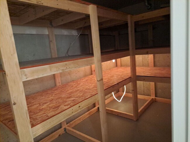 Building Photo - End unit townhome with basement suite!!