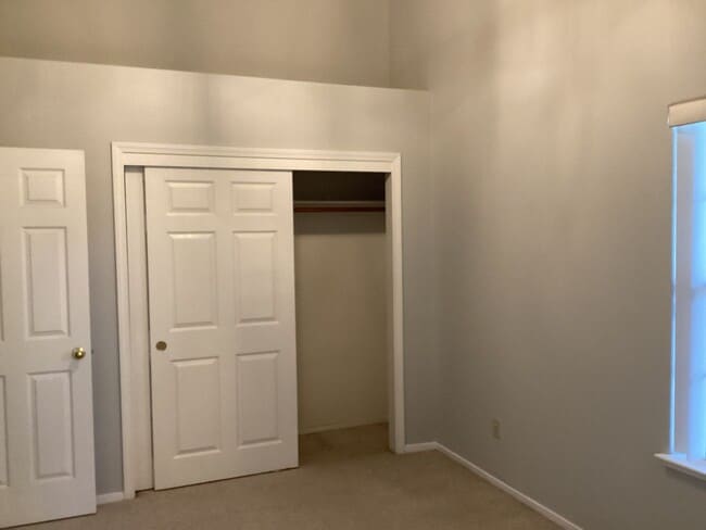 Building Photo - Just listed!