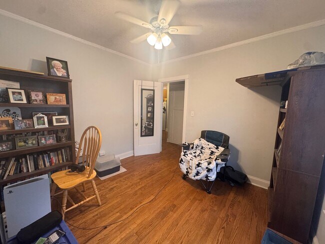 Building Photo - Nice 1 Bed in Quaint Roger's Glenwood District