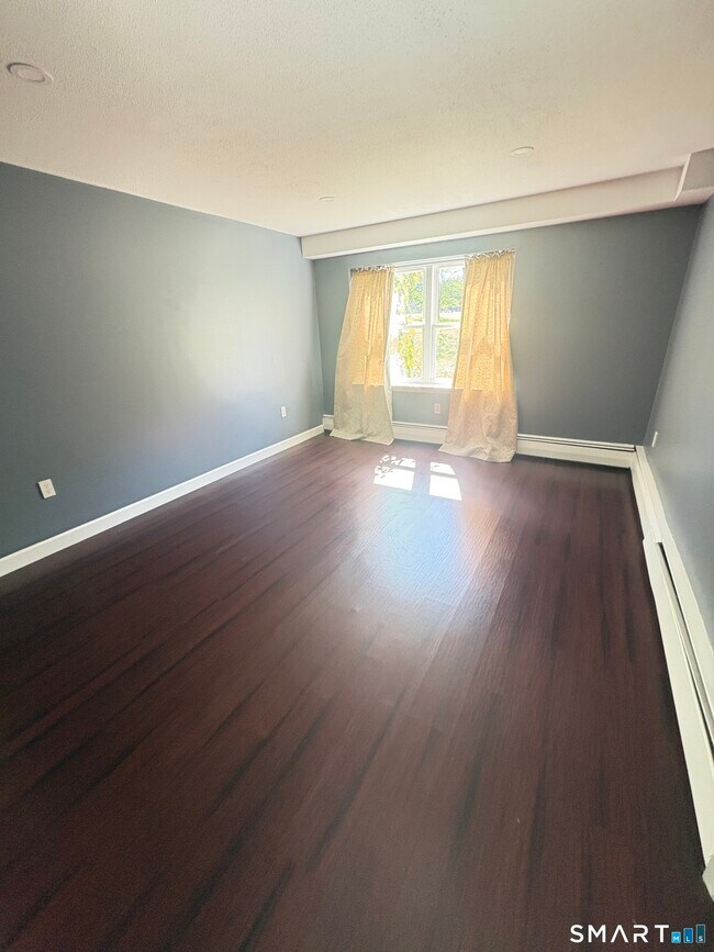 Building Photo - 106 Oakwood Ave