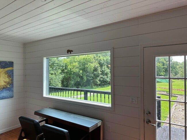 Building Photo - 896 Vaughn Rd