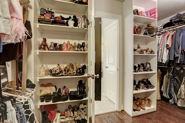 Building Photo - 213 W 26th St