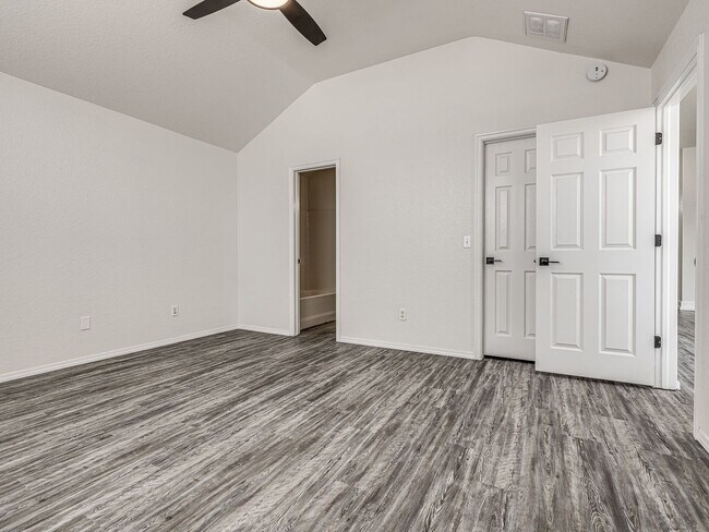 Building Photo - Newly remodeled home in Yukon!
