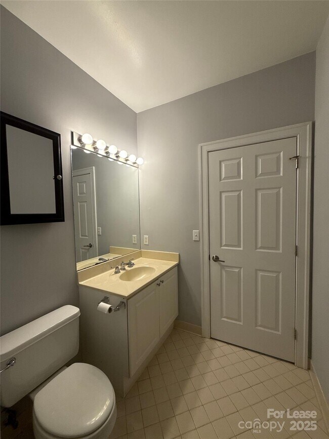 Building Photo - 127 N Tryon St