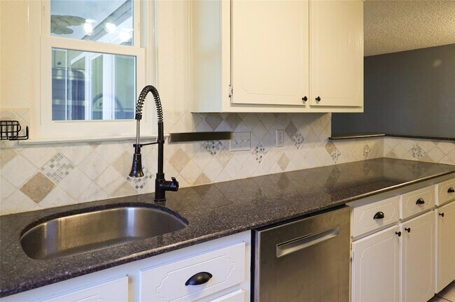 Building Photo - 8705 Clearbrook Trail