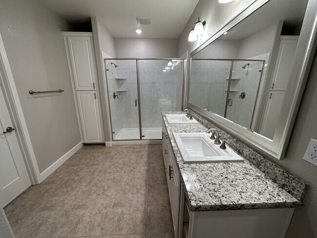 Building Photo - 1561 Osborn Dr