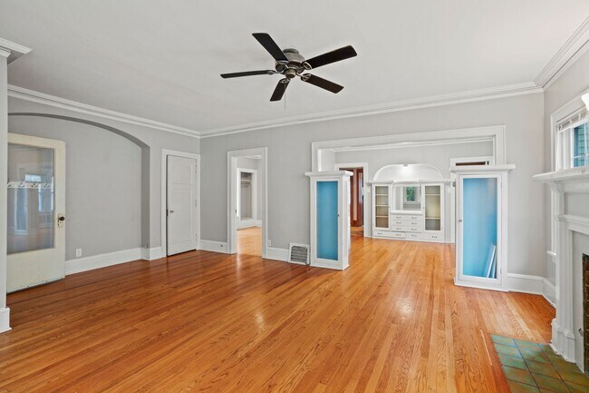 Building Photo - Rare 2 bedroom Lower