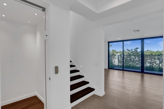 Building Photo - Gorgeous New Townhouse on the Beach