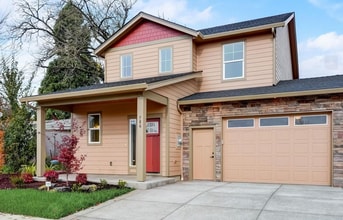 Building Photo - 3 Bed, 2.5 Bath Townhouse/Duplex - Modern Living in a Great Location!