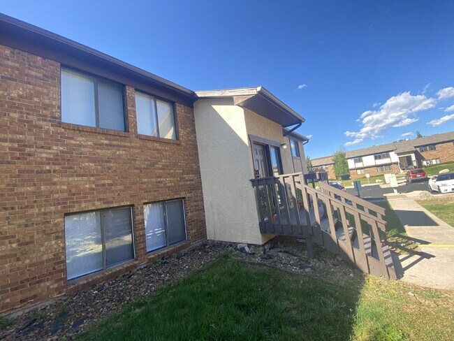 Building Photo - Cozy Condo Available NOW!