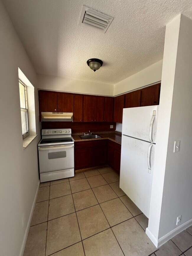 Primary Photo - 704 SW 16th Ave