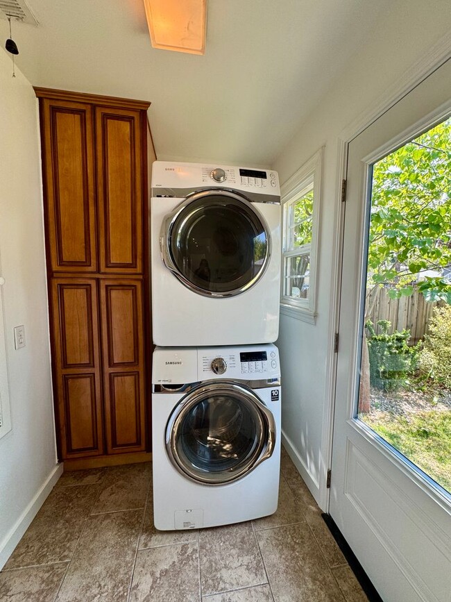 Building Photo - Charming Home Available Now!