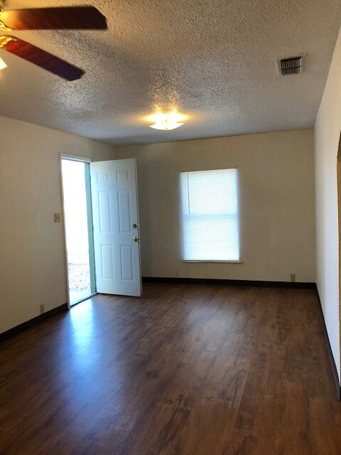 Building Photo - 820 S Avenue A