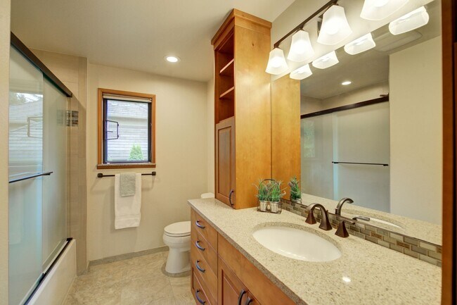 Building Photo - 5bd/3.5ba Bellevue Home