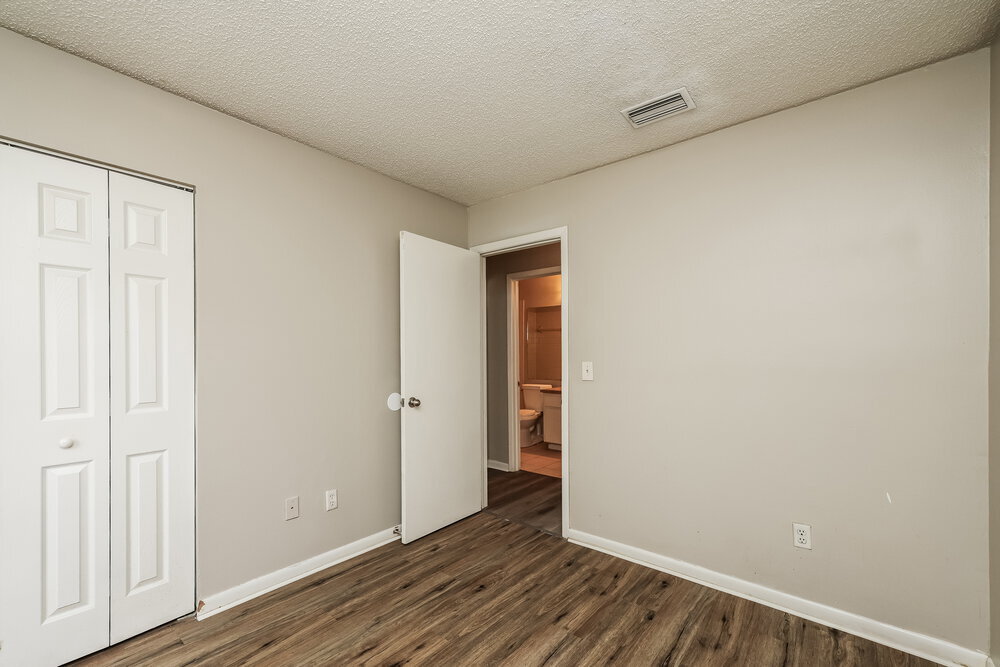 Building Photo - 317 Regal Park Dr