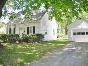 Building Photo - Two Bedroom House Close To Downtown