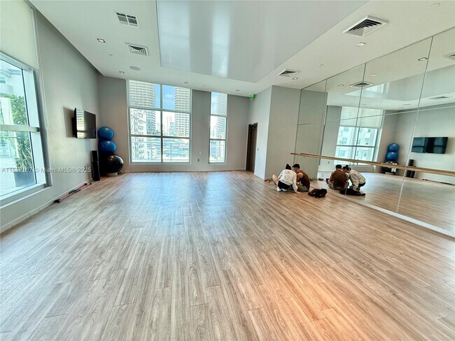 Building Photo - 1100S S Miami Ave