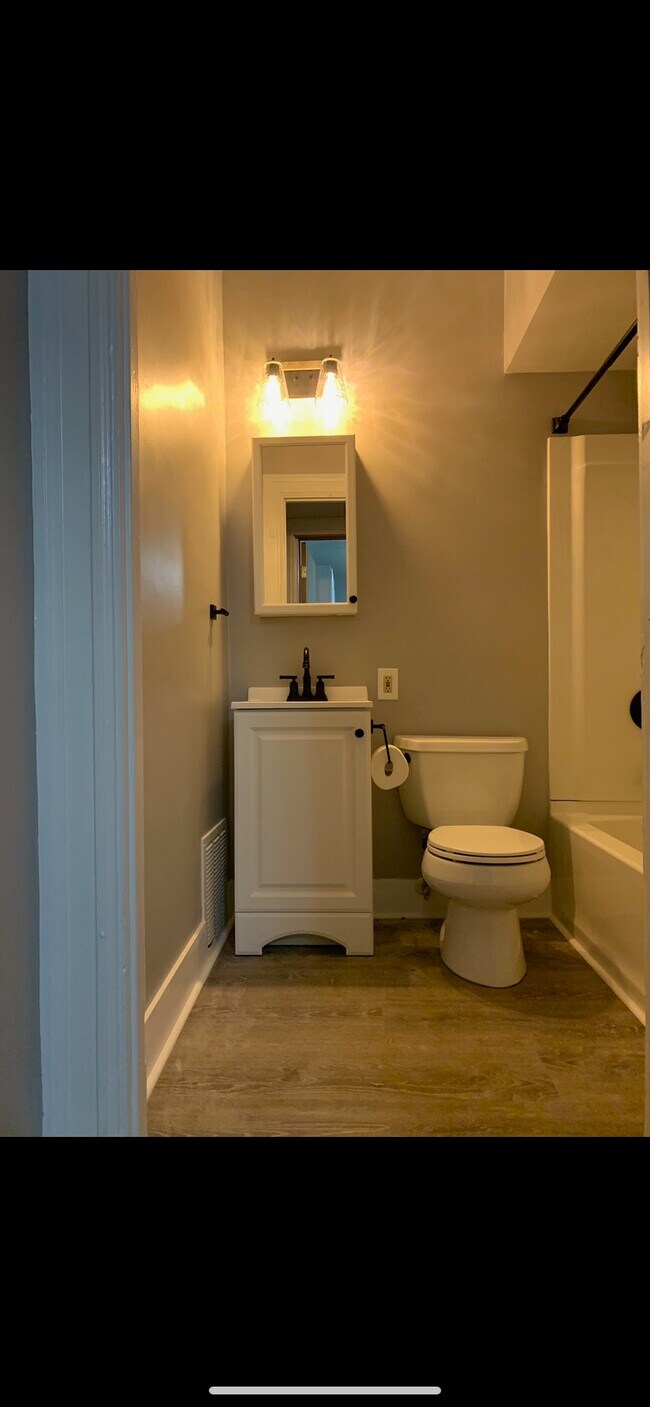 Building Photo - 422 Greenwood Ave