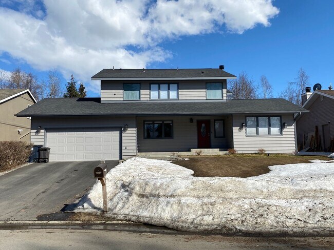 Building Photo - A 3 bed, 2.5 bath home that has been meticulously well kept!