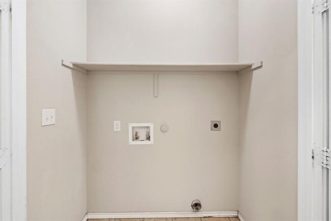 Building Photo - 119 Creekside Villa Dr