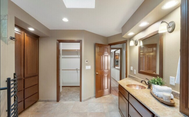Building Photo - 11618 Jennifer Ct E