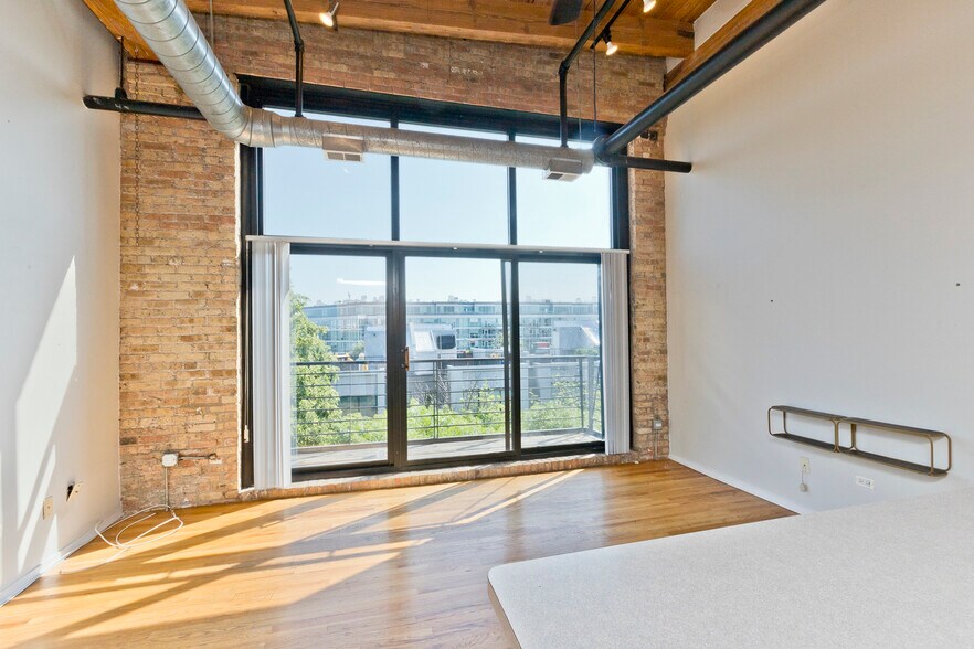 Primary Photo - 2210 W Wabansia Ave