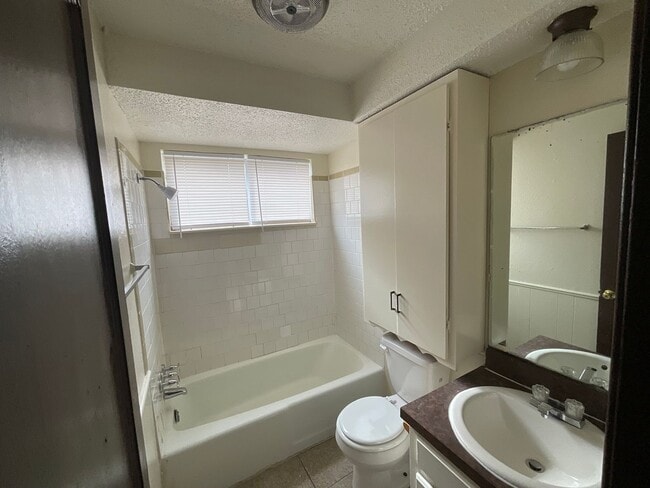 Building Photo - Spacious 4 bed, 1.5 bath