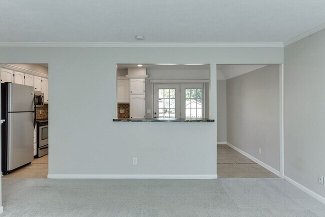Building Photo - Large home in quiet neighborhood