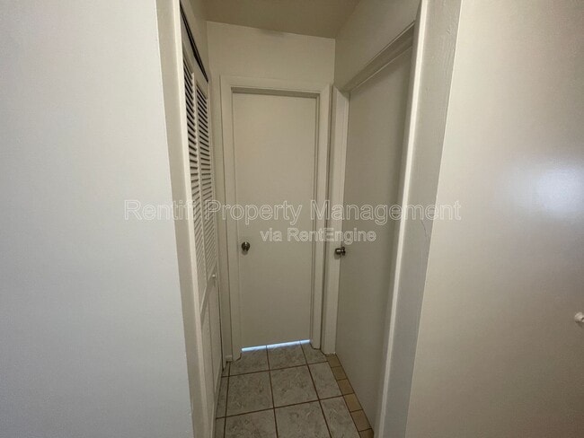 Building Photo - 805 SE 24th Ave