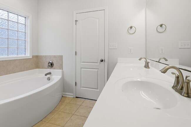 Building Photo - 124 Regatta Way