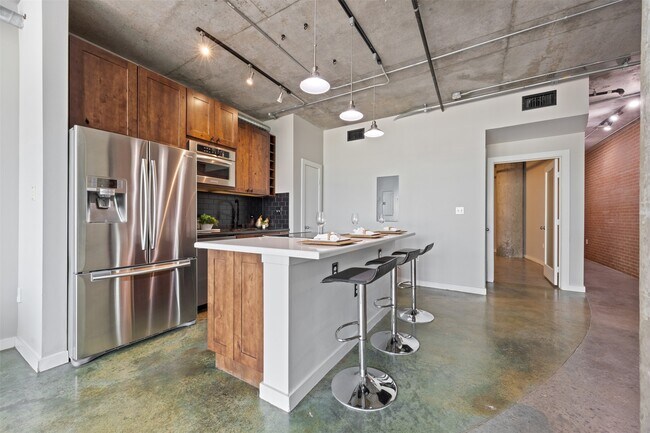 Building Photo - 2000 Bagby St