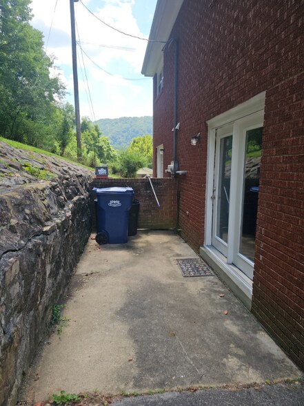 Building Photo - 232 Reed Hollow Rd