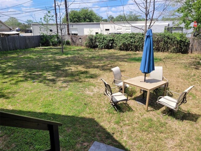 Building Photo - 403 Fawcett St