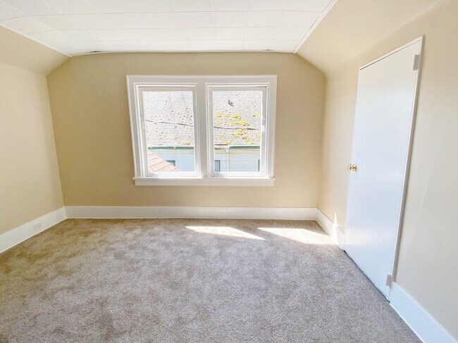 Building Photo - Beautiful Craftsman 5 bed 1 bath home with...