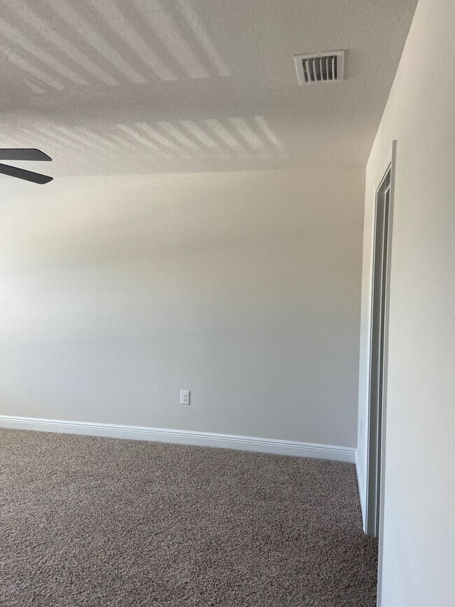Building Photo - COMMUNITY POOL! Close to Navy base, beach,...