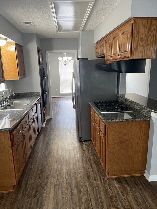 Building Photo - 614 Meadowglen Dr