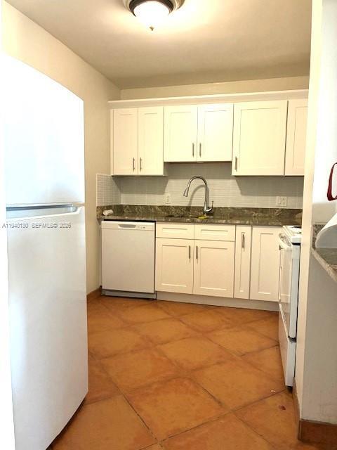 Building Photo - 2500 NE 135th St