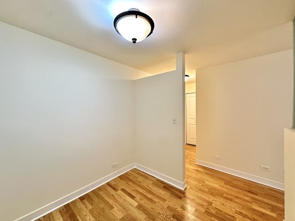 Building Photo - 650 W Wrightwood Ave