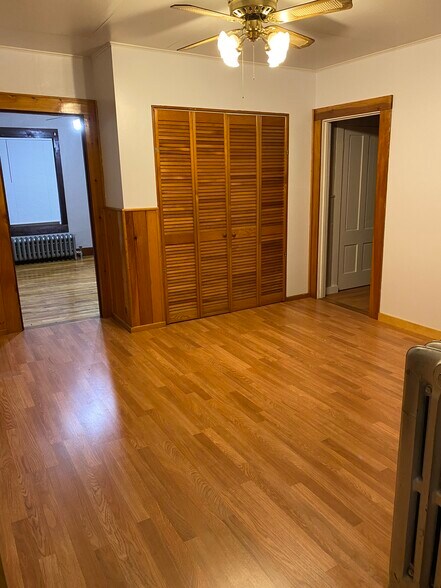 Building Photo - 527 Champlain St