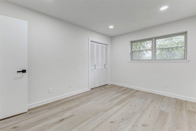 Building Photo - 9923 Emnora Ln