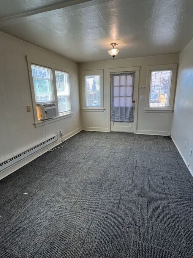 Building Photo - 901 Kittitas St