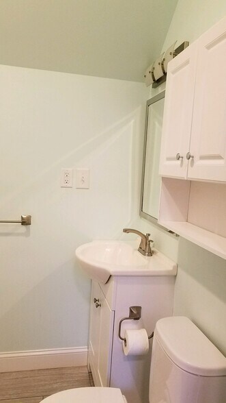 Building Photo - 10 Beehive Dr