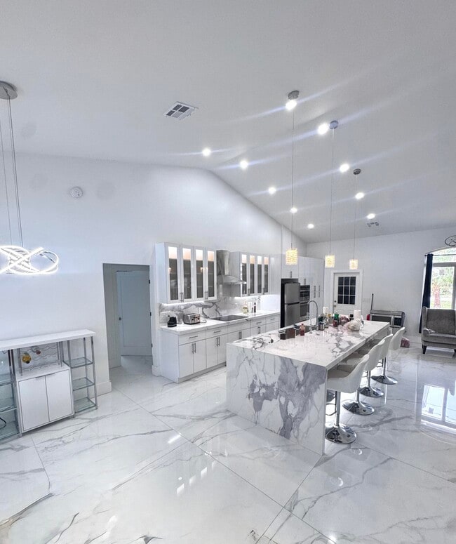 Building Photo - 14618 Temple Blvd