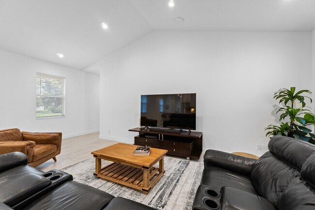 Building Photo - 17868 Limestone Creek Rd