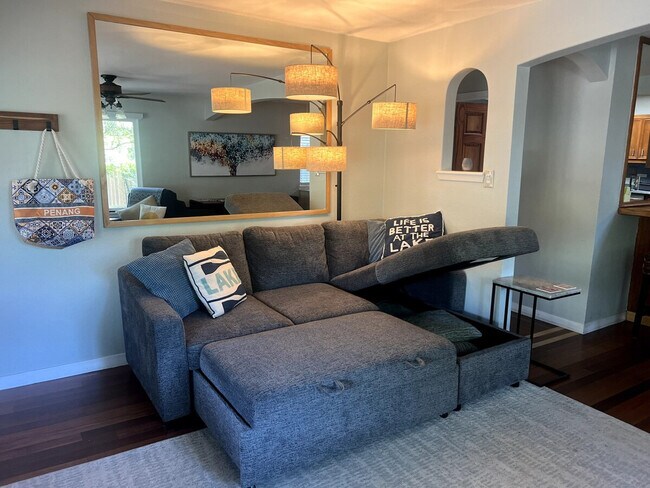 Building Photo - 9900 La Jolla Dr