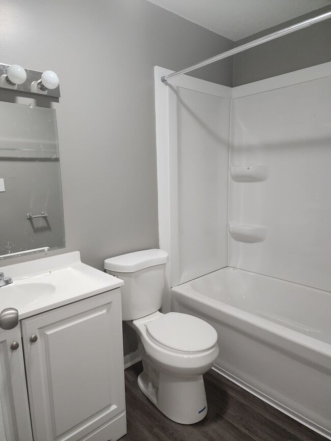 Building Photo - Newly updated 2 bedroom 1.5  bath